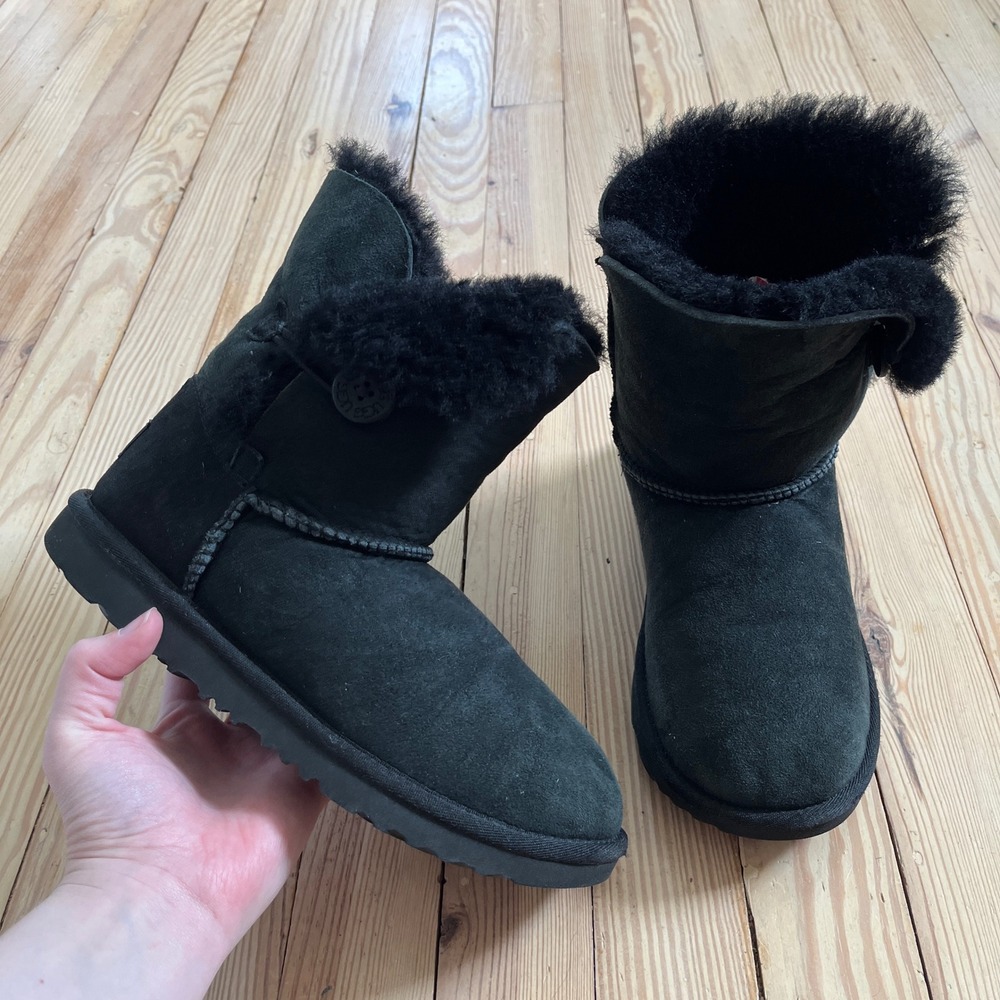 UGG Kids Bailey Button II Black Suede Shearling Boots Size 5 youth warm comfort
